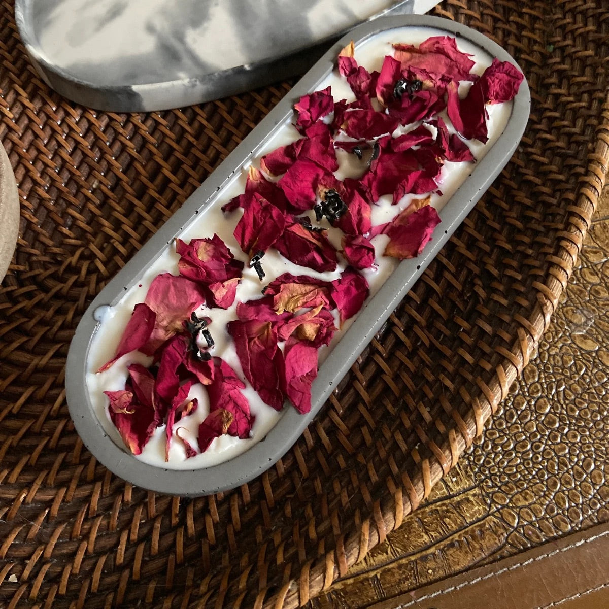 Amoura Botanical Glow Candle